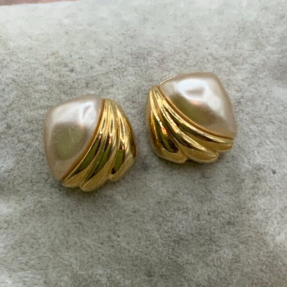 Napier Vintage Style Faux Pearl Shell Shaped Gold Tone Square Stud Earrings - Picture 1 of 6